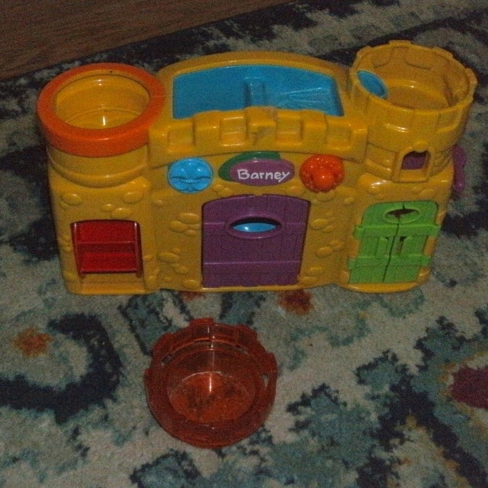 Vintage Hard to Find 2001 BARNEY Bath Time Fun Toy Castle with Foamin Fun Action